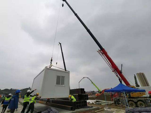 集裝箱板房和彩鋼活動房有什么不同?